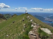 60 Sulla cresta di vetta verso la cima del Due Mani 